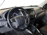begagnad Mitsubishi L200 Club Cab 2.4D 4WD Kåpa Drag D-Värm 2019, Personbil