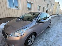 Begagnad Peugeot 208 82 HK (60 kW) 2012 Rosa metallic Halvkombi