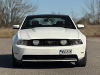 Begagnad Ford Mustang GT 320 HK (235 kW) 2010 Vit
