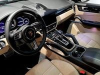 Begagnad Porsche Cayenne Turbo S 549 HK (403 kW) 2022 Brun SUV