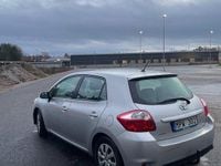 Begagnad Toyota Auris Plus 90 HK (66 kW) 2010 Silver Halvkombi