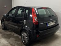 Begagnad Ford Fiesta 69 HK (50 kW) 2007 Svart Halvkombi