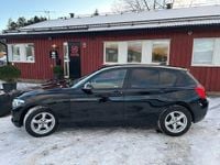 Begagnad BMW 118 Advantage 136 HK (100 kW) 2016 Svart Halvkombi
