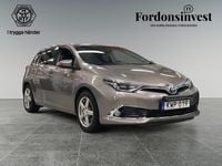 Begagnad Toyota Auris Hybrid Executive 136 HK (100 kW) 2015 Brun Halvkombi