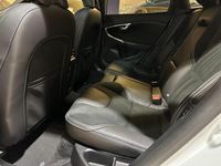 Begagnad Volvo V40 R-Design 150 HK (110 kW) 2019 Vit Halvkombi