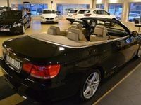 Begagnad BMW 325 Comfort Edition 218 HK (160 kW) 2009 Svart metallic Cab