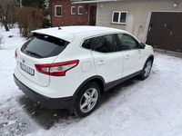 Begagnad Nissan Qashqai 115 HK (84 kW) 2016 Nissans vita går lite mot creme/pärlvit SUV
