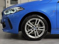 Begagnad BMW 118 Shadowline 136 HK (100 kW) 2021 Blå Halvkombi