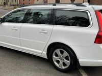 begagnad Volvo V70 2.4D Momentum 175hk * NY BESIKTAD-SKINN-DRAGKROK *