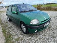 Begagnad Renault Clio II 98 HK (72 kW) 2001 Grön Halvkombi
