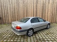 Begagnad Toyota Avensis 128 HK (94 kW) 1999 Ljusgrå Sedan