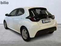 begagnad Toyota Yaris Hybrid 1,5 5-D ACTIVE KOMFORT P-SENSORER 2023, Halvkombi