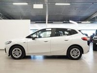 Begagnad BMW 225 Active Tourer Comfort Edition 245 HK (180 kW) 2023 Mineralvit metallic Minibuss