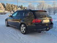 Begagnad BMW 325 218 HK (160 kW) 2009 Svart Kombi