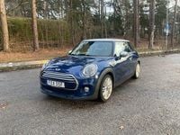 Begagnad Mini Cooper 136 HK (100 kW) 2014 Blå med vitt tak och kromade backspeglar Halvkombi