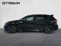 Begagnad BMW M135 Shadowline 306 HK (225 kW) 2022 Svart Halvkombi