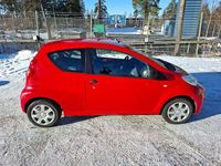Begagnad Peugeot 107 68 HK (50 kW) 2009 Röd Halvkombi