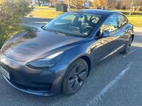 Begagnad Tesla Model 3 Standard Range Plus 208 kW (283 HK) 2022 Grå Sedan