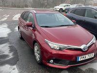 Begagnad Toyota Auris Touring Sports Comfort 136 HK (100 kW) 2017 Röd Kombi