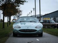 Begagnad Jaguar XK 284 HK (208 kW) 1998 Svart metallic Cab