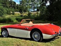 Begagnad Austin Healey 100 184 HK (135 kW) 1957 Rödcream/mörkröd skinninredning/svart sufflett Cab
