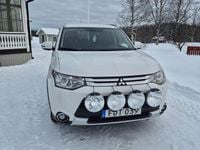 Begagnad Mitsubishi Outlander 150 HK (110 kW) 2015 Vitmetallic SUV