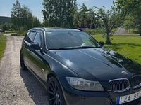 Begagnad BMW 320 184 HK (135 kW) 2012 Svart Kombi
