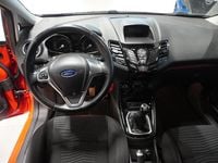 Begagnad Ford Fiesta 80 HK (58 kW) 2015 Röd Halvkombi