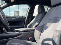 begagnad Lexus UX 250h E-Four Comfort Teknik Drag Euro 6