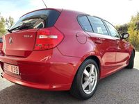 Begagnad BMW 118 143 HK (105 kW) 2010 Röd Halvkombi