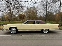 Begagnad Lincoln Town Car 208 HK (152 kW) 1977 Cream / bordeaux Sedan