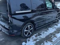 Begagnad VW Caddy Black Edition 122 HK (89 kW) 2022 Svart Minibuss