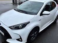 begagnad Toyota Yaris Hybrid CVT 5D Drag 2021, Halvkombi