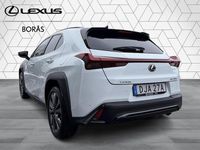Begagnad Lexus UX 250h Sport Design Packet 186 HK (136 kW) 2023 Vit SUV