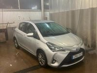 Begagnad Toyota Yaris Hybrid 101 HK (74 kW) 2018 Silver
