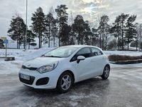 Begagnad Kia Rio 84 HK (61 kW) 2013 Vit Halvkombi
