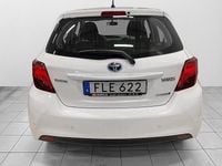 Begagnad Toyota Yaris Hybrid Active 101 HK (74 kW) 2015 Vit Halvkombi