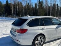 Begagnad BMW 320 184 HK (135 kW) 2015 Vit pearl Kombi
