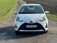 begagnad Toyota Yaris Hybrid e-CVT | NAVI | ÅRSSKATT 360kr | NYBES