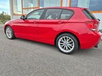 Begagnad BMW 118 Sport Line 143 HK (105 kW) 2012 Röd Halvkombi