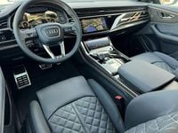 Begagnad Audi Q8 S-Line 463 HK (340 kW) 2024 Daytonagrå pärleffekt mörk grå metallic SUV