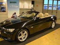 Begagnad BMW 325 Comfort Edition 218 HK (160 kW) 2009 Svart metallic Cab