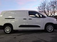 Begagnad Toyota Proace City City 131 HK (96 kW) 2023 Vit Minibuss