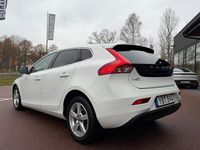 Begagnad Volvo V40 Momentum 120 HK (88 kW) 2016 Vit Halvkombi