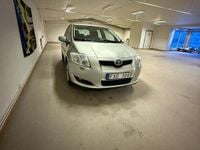 Begagnad Toyota Auris 124 HK (91 kW) 2007 Silver Halvkombi