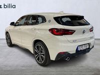 begagnad BMW X2 xDrive25e M-Sport 19" Navi PDC bak Head-Up 2023 Vit