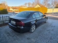 Begagnad BMW 318 143 HK (105 kW) 2011 Svart Sedan