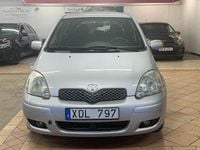 Begagnad Toyota Yaris 65 HK (47 kW) 2005 Silver Halvkombi