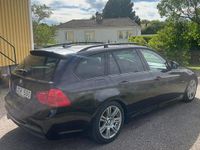 Begagnad BMW 330 245 HK (180 kW) 2009 Sapphire black Kombi