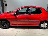 Begagnad Peugeot 206 75 HK (55 kW) 2004 Röd Halvkombi